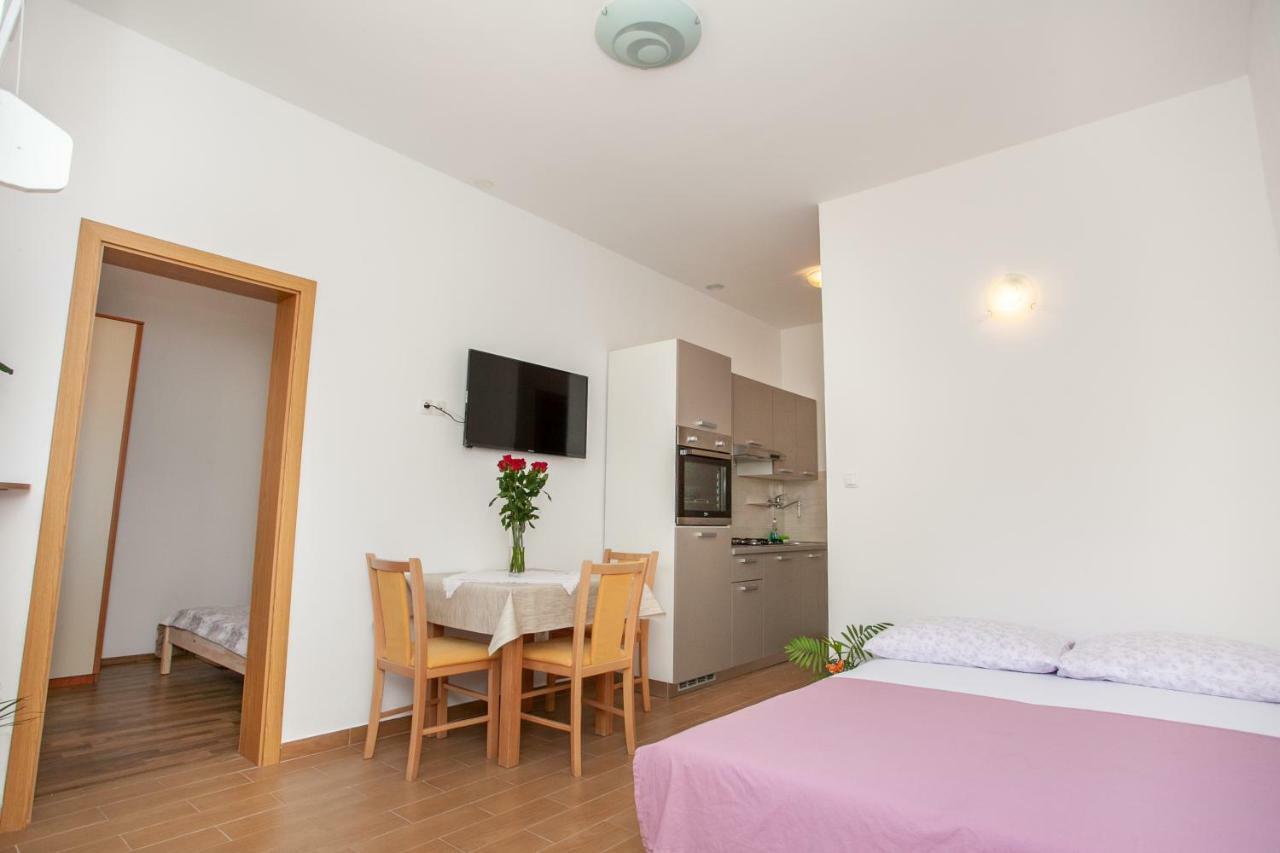 Ap Punta Next To Sandy Beach, Apartment With Garden 오미스 외부 사진
