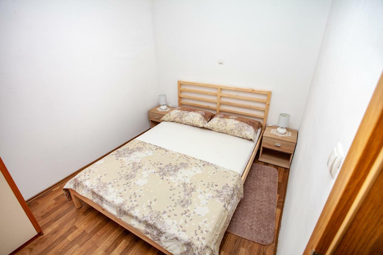 Ap Punta Next To Sandy Beach, Apartment With Garden 오미스 외부 사진