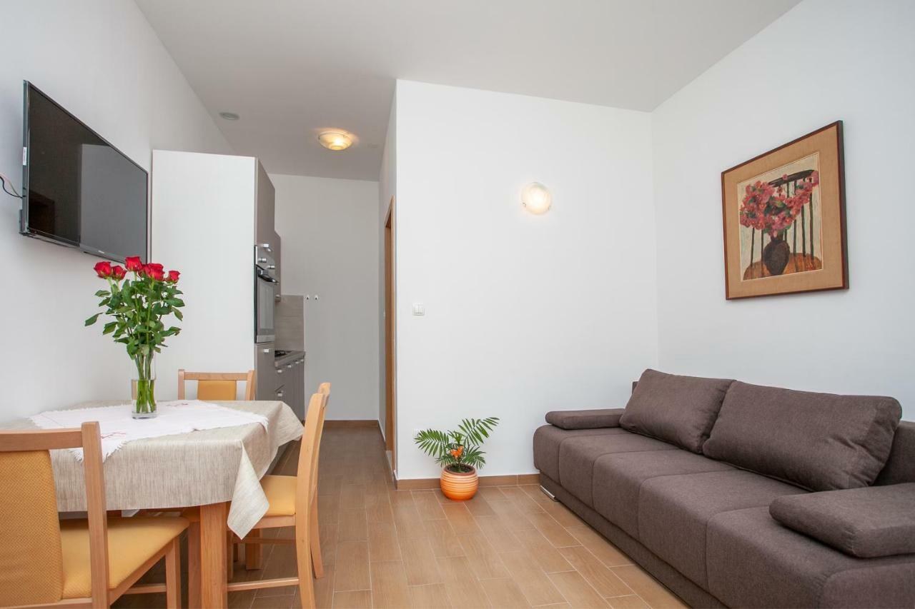 Ap Punta Next To Sandy Beach, Apartment With Garden 오미스 외부 사진