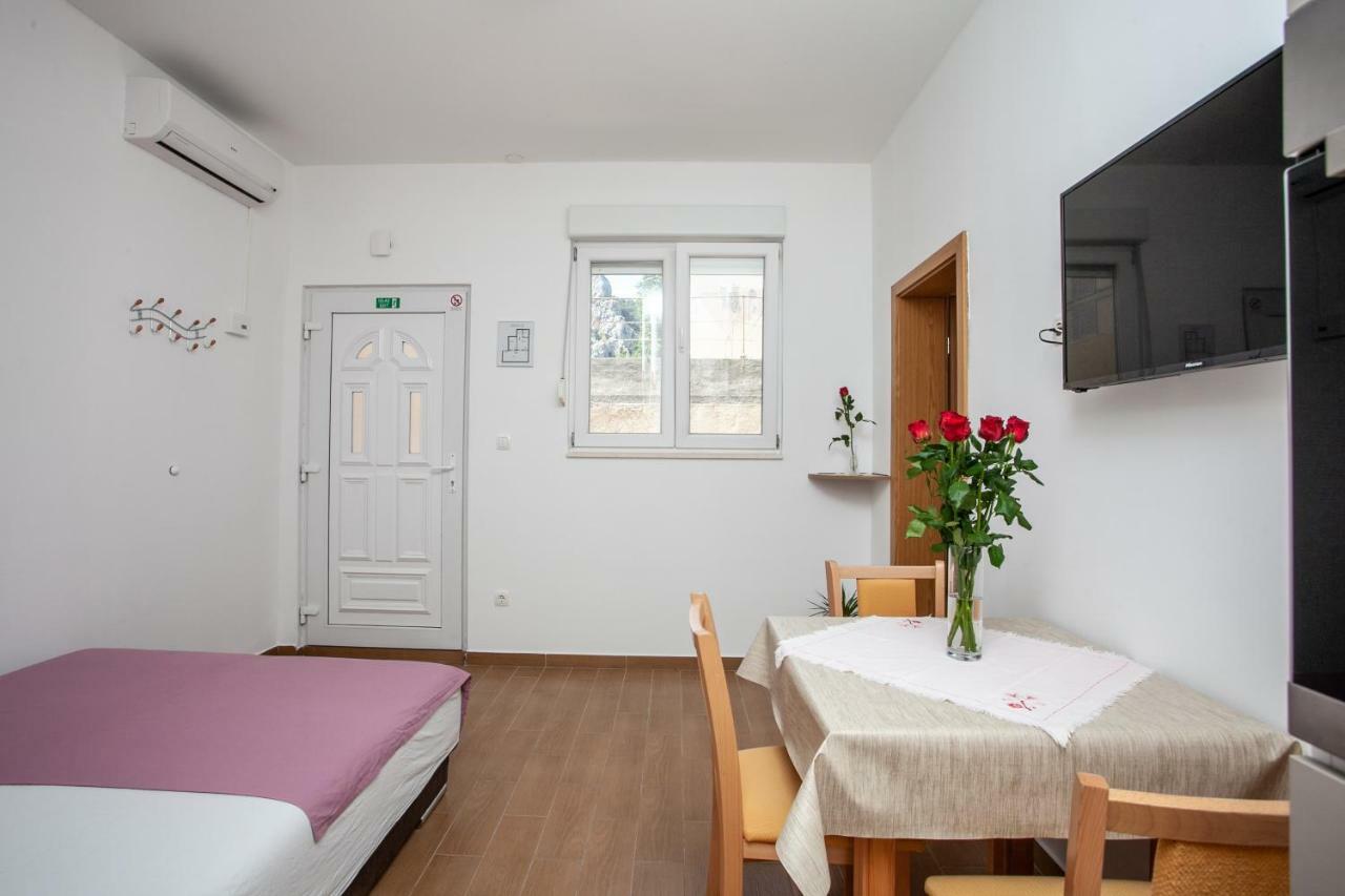 Ap Punta Next To Sandy Beach, Apartment With Garden 오미스 외부 사진
