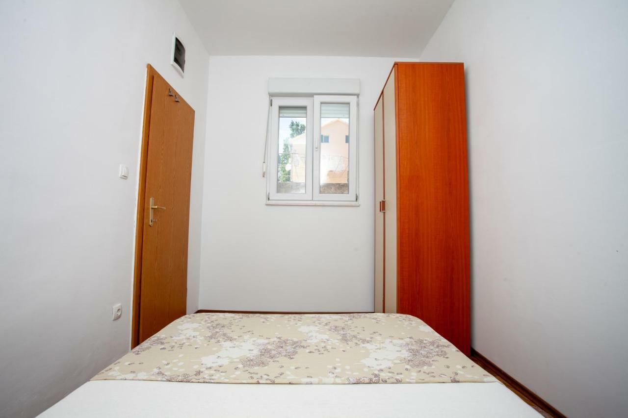 Ap Punta Next To Sandy Beach, Apartment With Garden 오미스 외부 사진