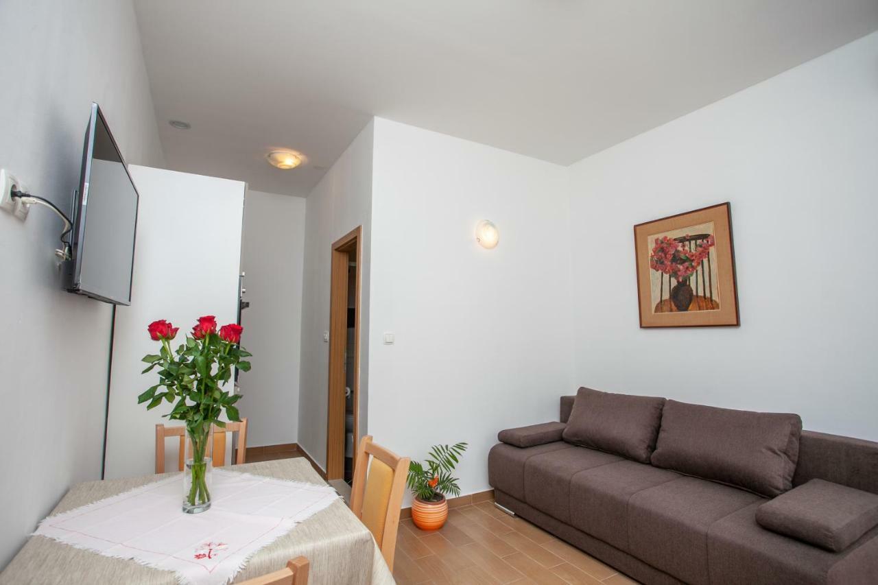 Ap Punta Next To Sandy Beach, Apartment With Garden 오미스 외부 사진